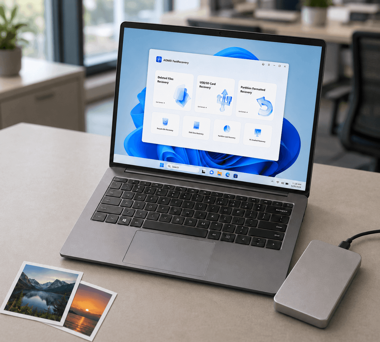 AOMEI FastRecovery auf einem Laptop neben einem externen Laufwerk
